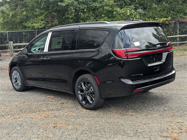New 2026 Chrysler Pacifica Limited image 4