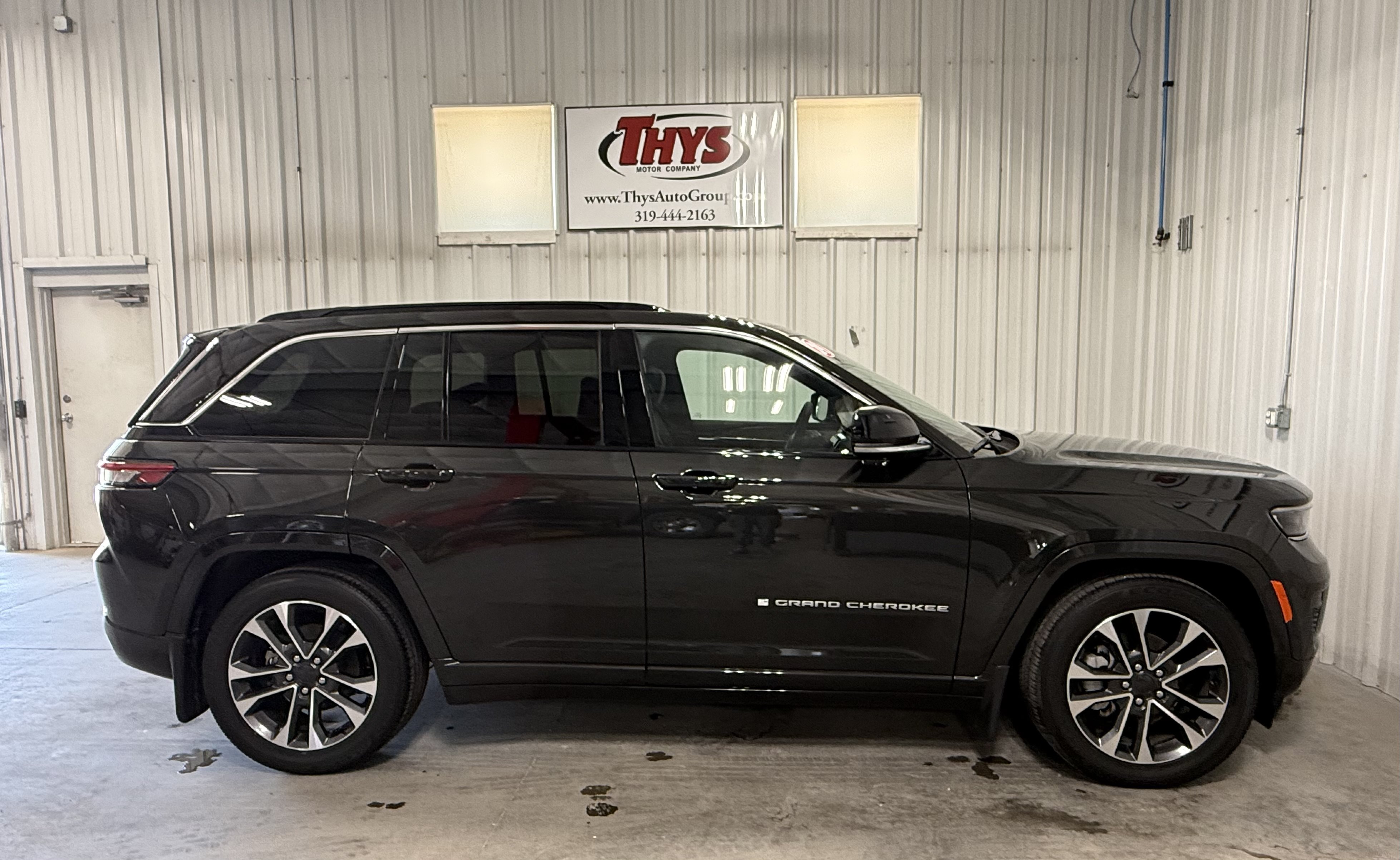 Used 2024 Jeep Grand Cherokee Overland w/ Trailer Tow Package AWD/4WD image 2