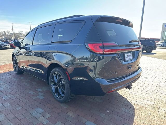 Used 2023 Chrysler Pacifica Limited w/ S Appearance Package image 34