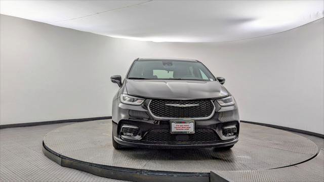 Used 2025 Chrysler Pacifica Select image 12