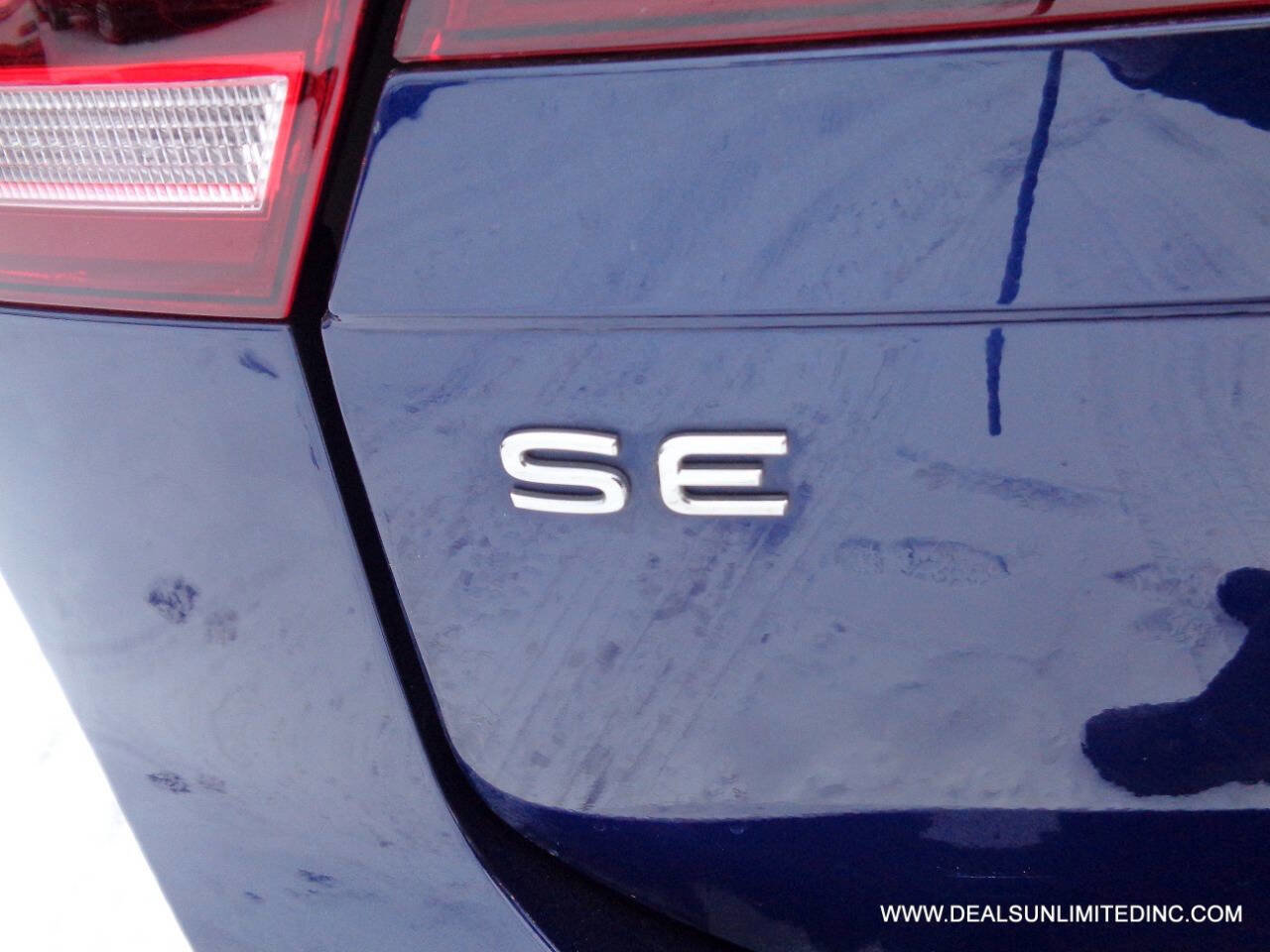 Used 2024 Volkswagen Tiguan SE image 6