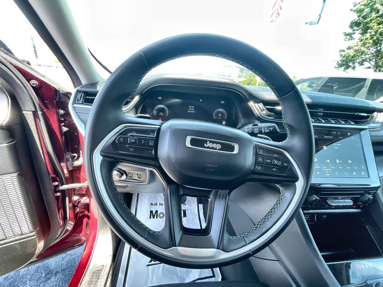 Used 2024 Jeep Grand Cherokee Laredo RWD image 11