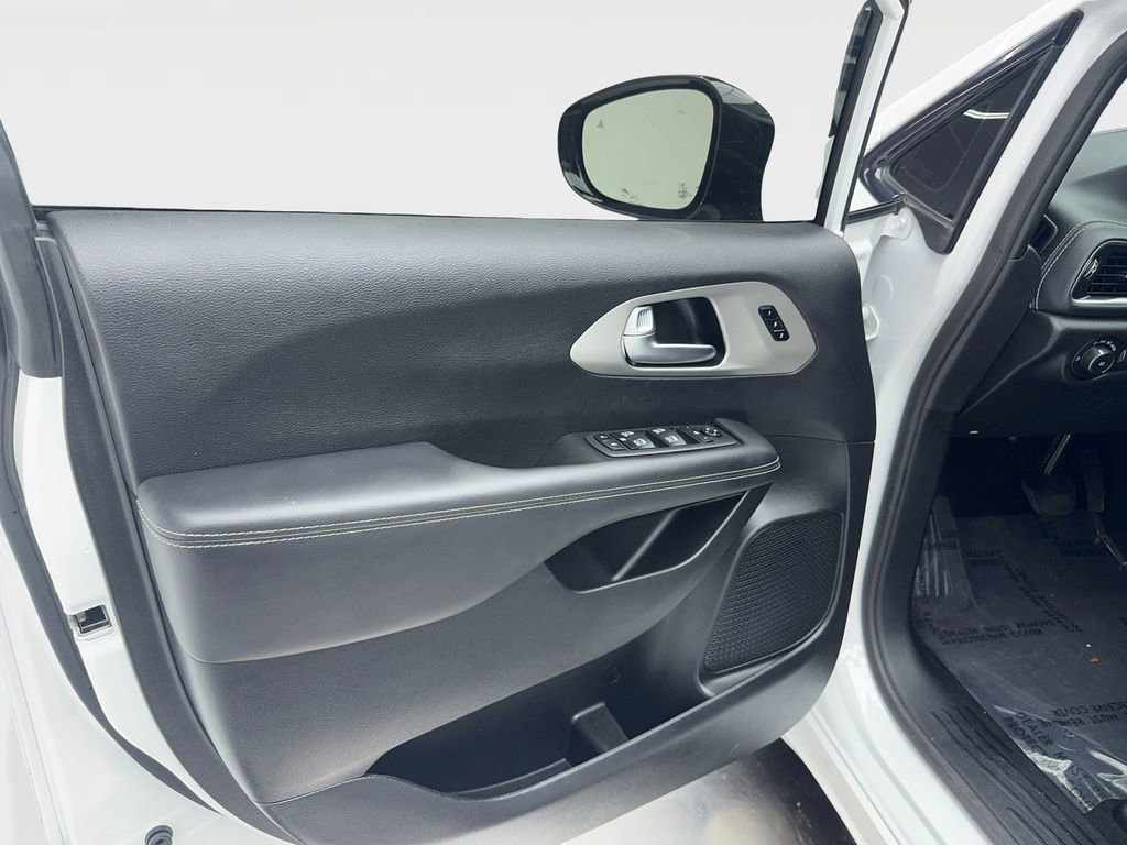 Used 2023 Chrysler Pacifica Limited w/ S Appearance Package FWD image 21