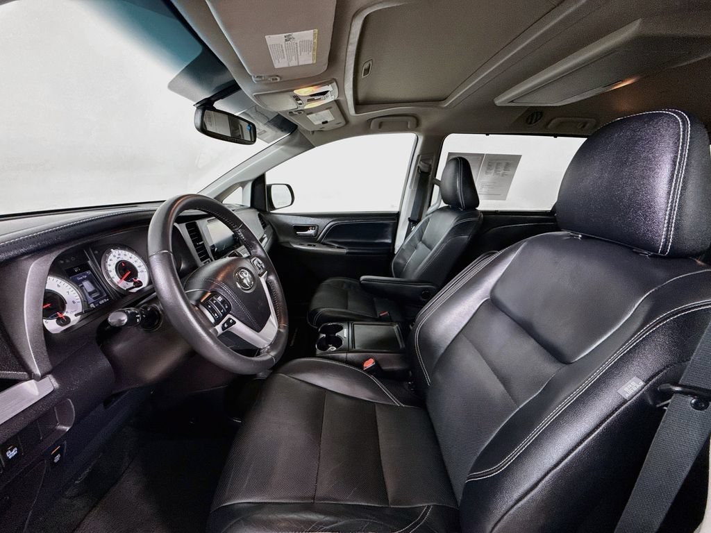 Certified 2017 Toyota Sienna SE Premium FWD image 22