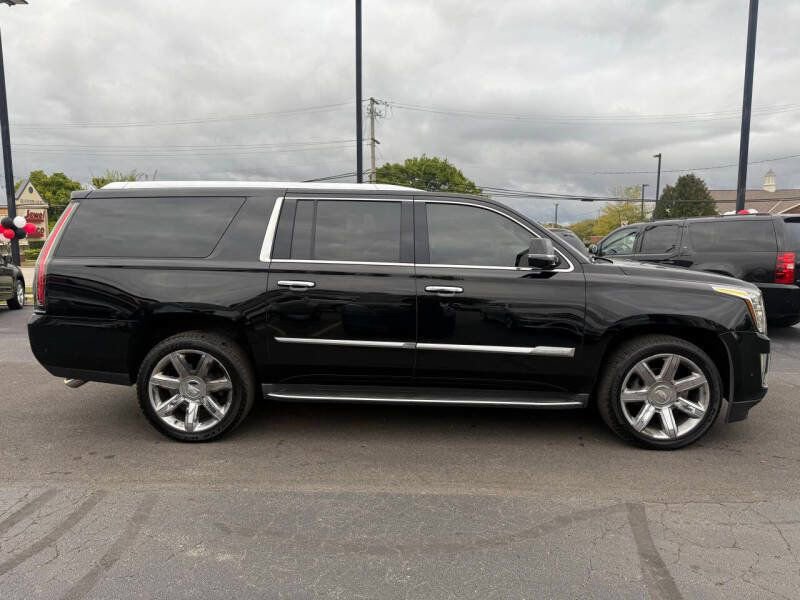 Used 2017 Cadillac Escalade ESV Luxury image 4