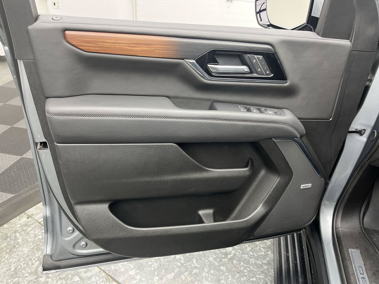 Certified 2025 GMC Yukon Denali w/ Sun & Power Step Package AWD/4WD image 9