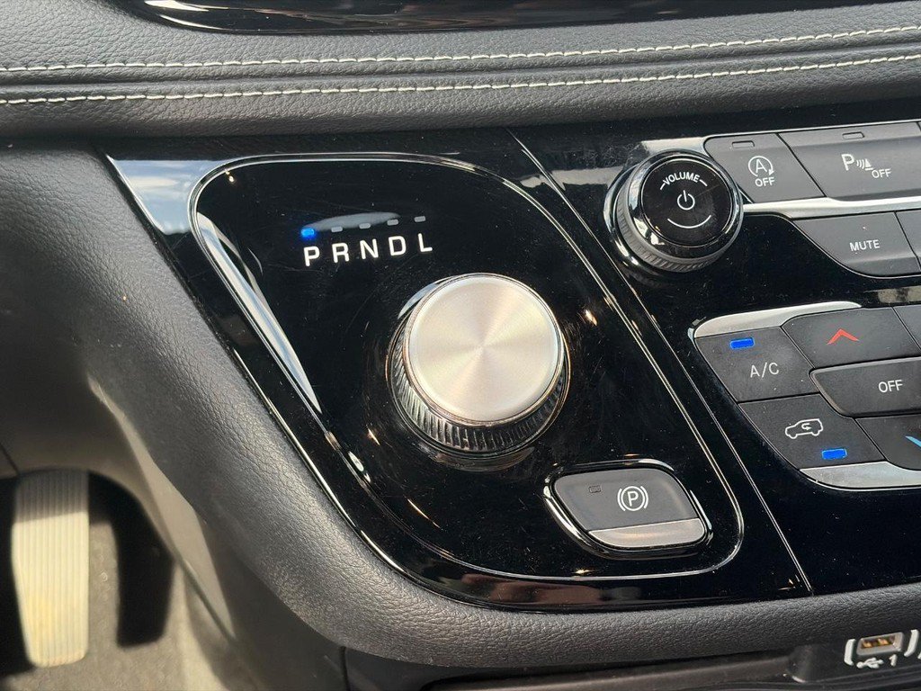Used 2025 Chrysler Pacifica Select FWD image 16