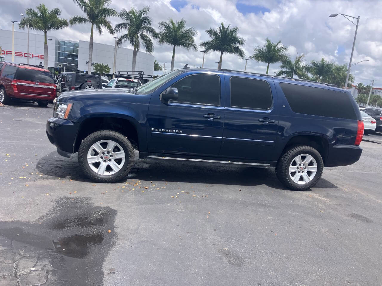 Used 2007 Chevrolet Suburban LT w/ LT Preferred Equipment Group image 1