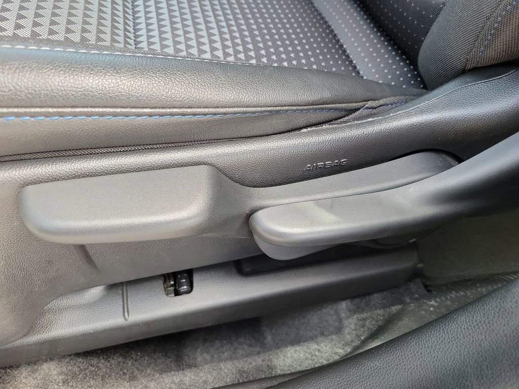 Used 2025 Chevrolet Trax LT FWD image 17