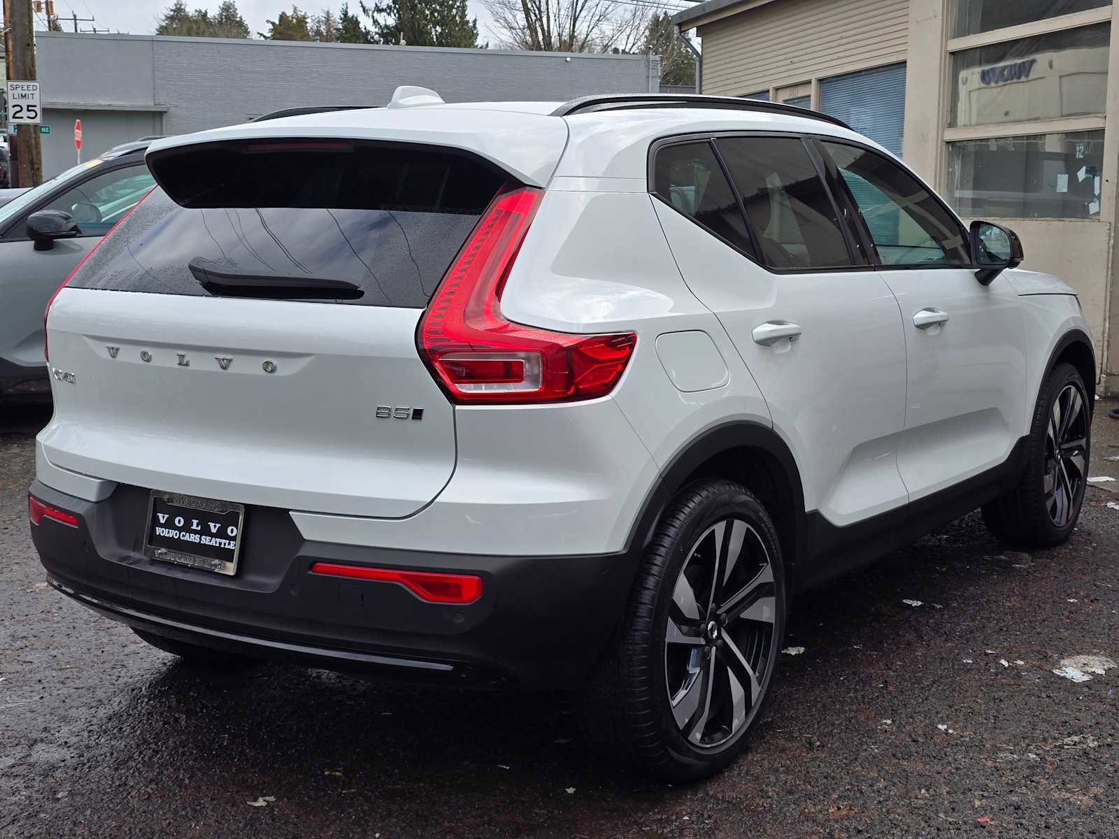 Certified 2024 Volvo XC40 B5 Ultimate w/ Climate Package image 4