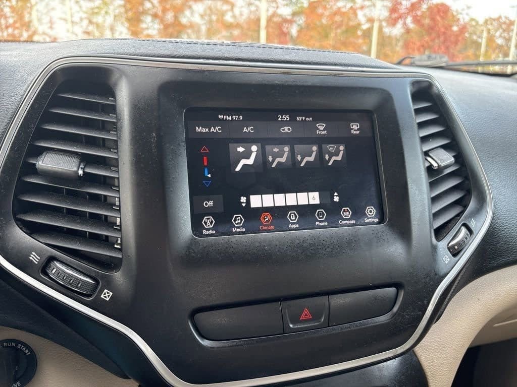 Used 2019 Jeep Cherokee Latitude w/ Popular Appearance Group image 17