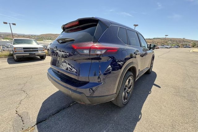 Used 2025 Nissan Rogue SV image 5