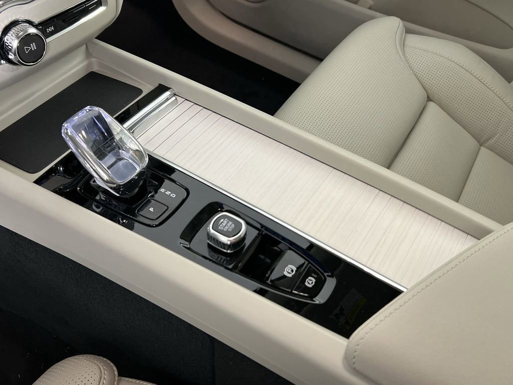 New 2026 Volvo XC60 B5 Ultra w/ Climate Package image 19
