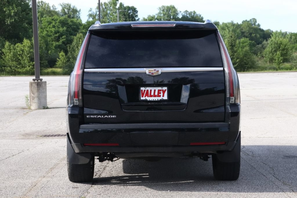 Used 2017 Cadillac Escalade Luxury AWD/4WD image 7