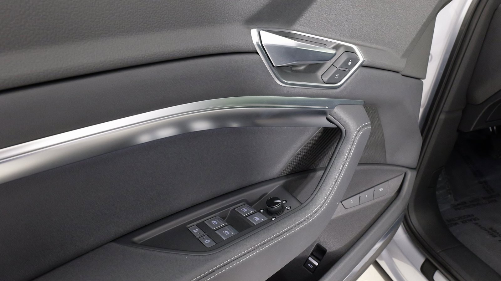 Used 2022 Audi e-tron Premium Plus w/ Premium Plus Package image 39