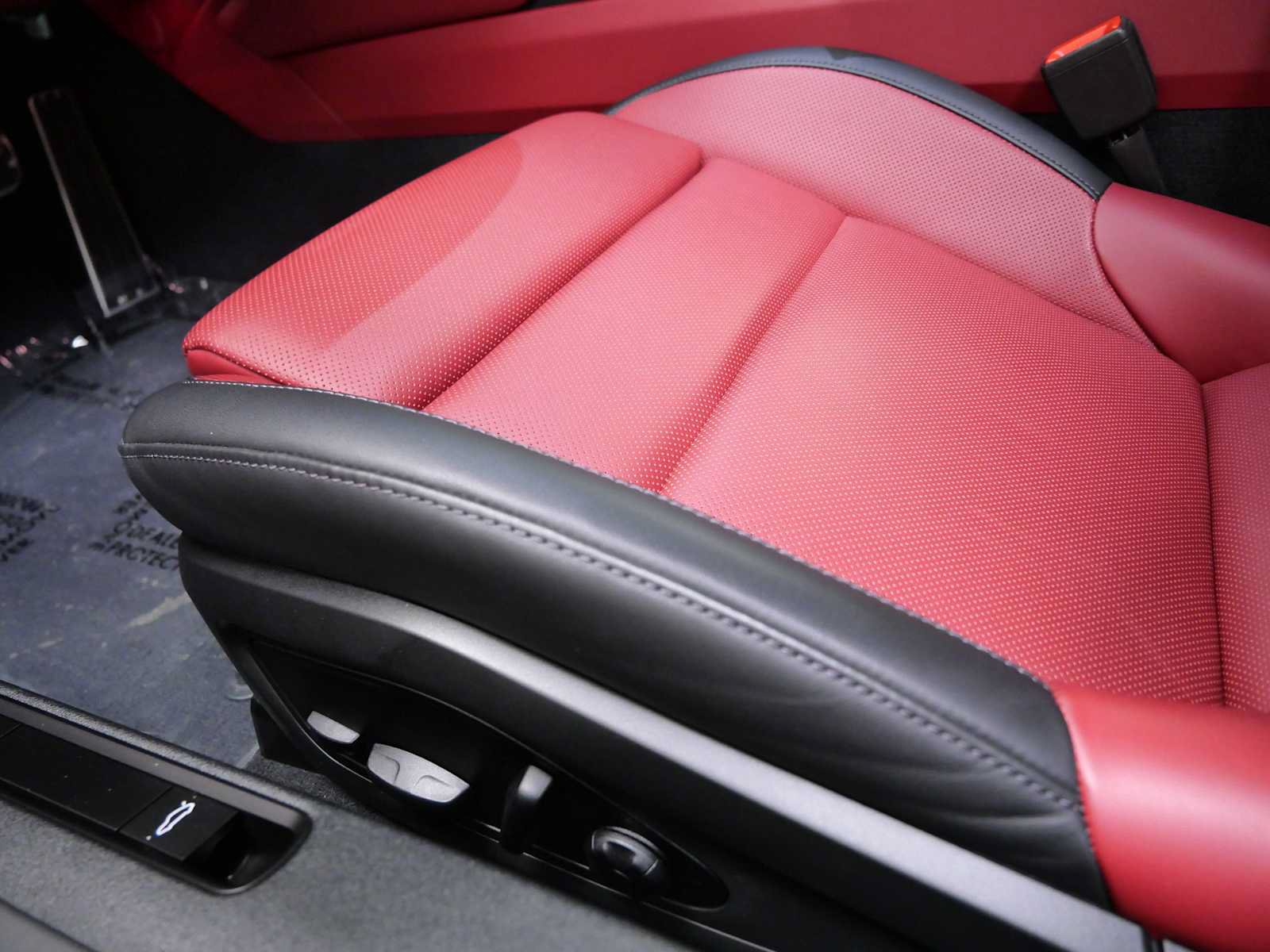 Used 2025 Porsche 911 Carrera RWD image 19