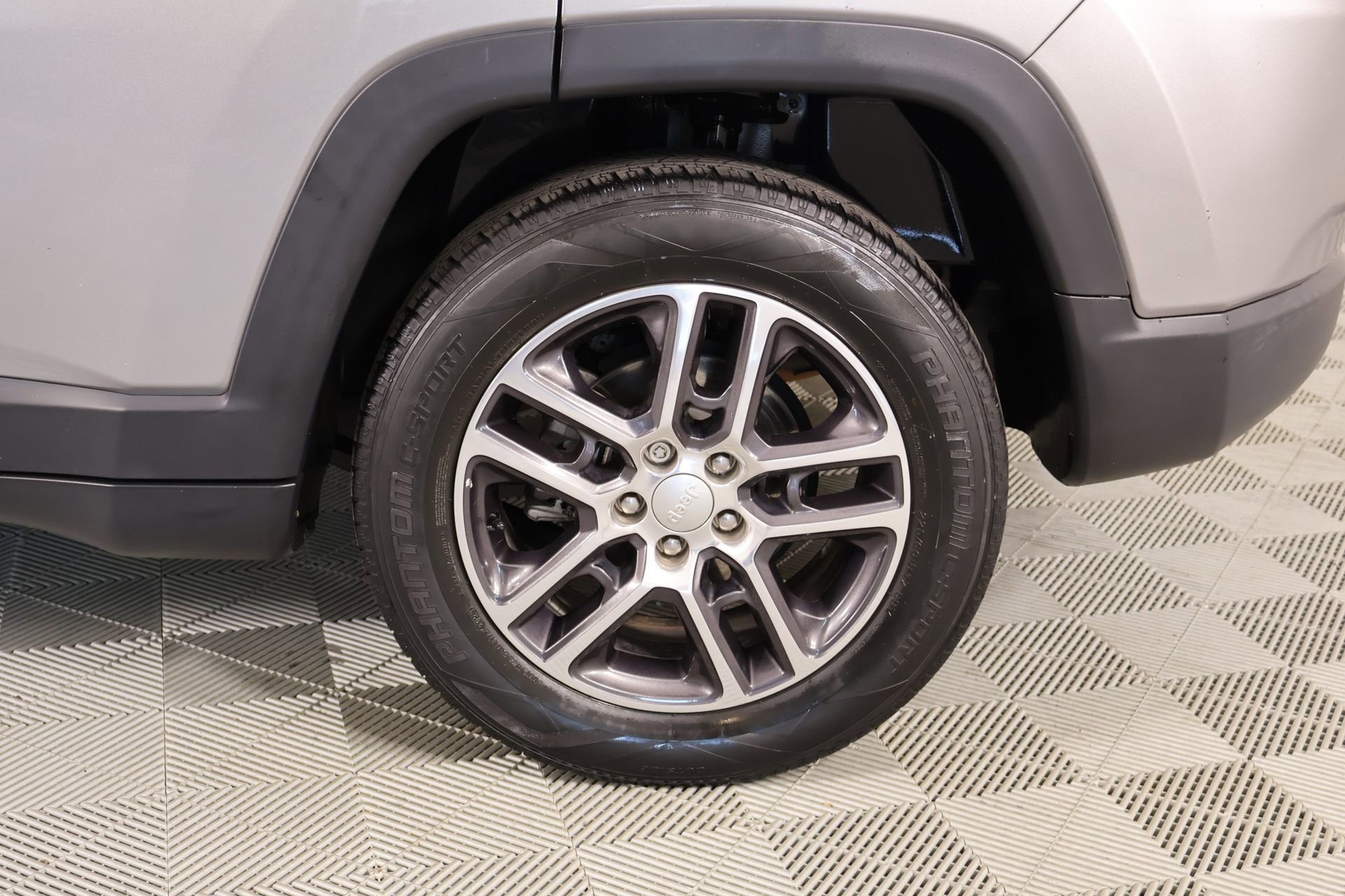 Used 2018 Jeep Compass Latitude FWD image 18
