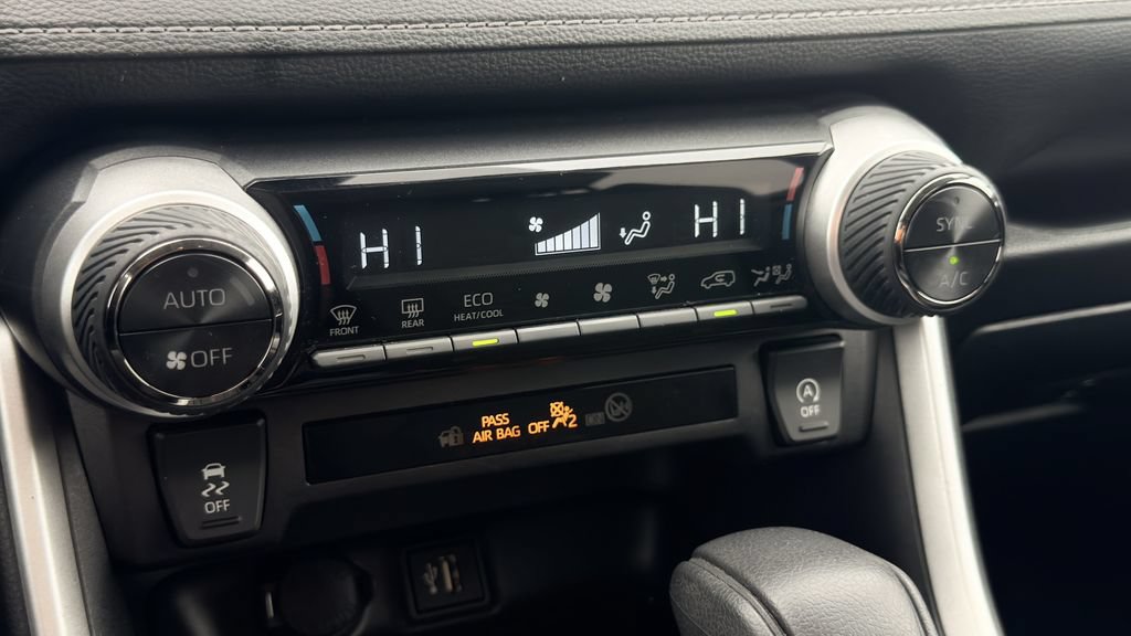 Used 2025 Toyota RAV4 XLE FWD image 17