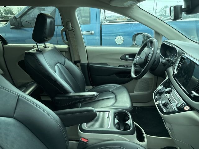 Used 2024 Chrysler Pacifica Touring-L image 9