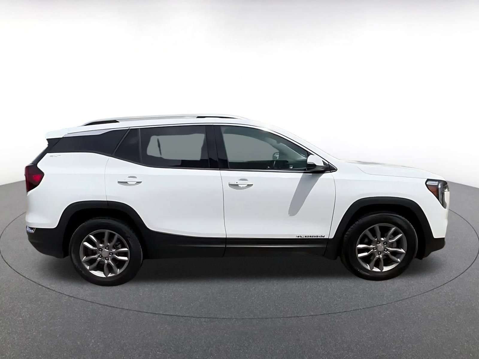 Used 2024 GMC Terrain SLT AWD/4WD image 16