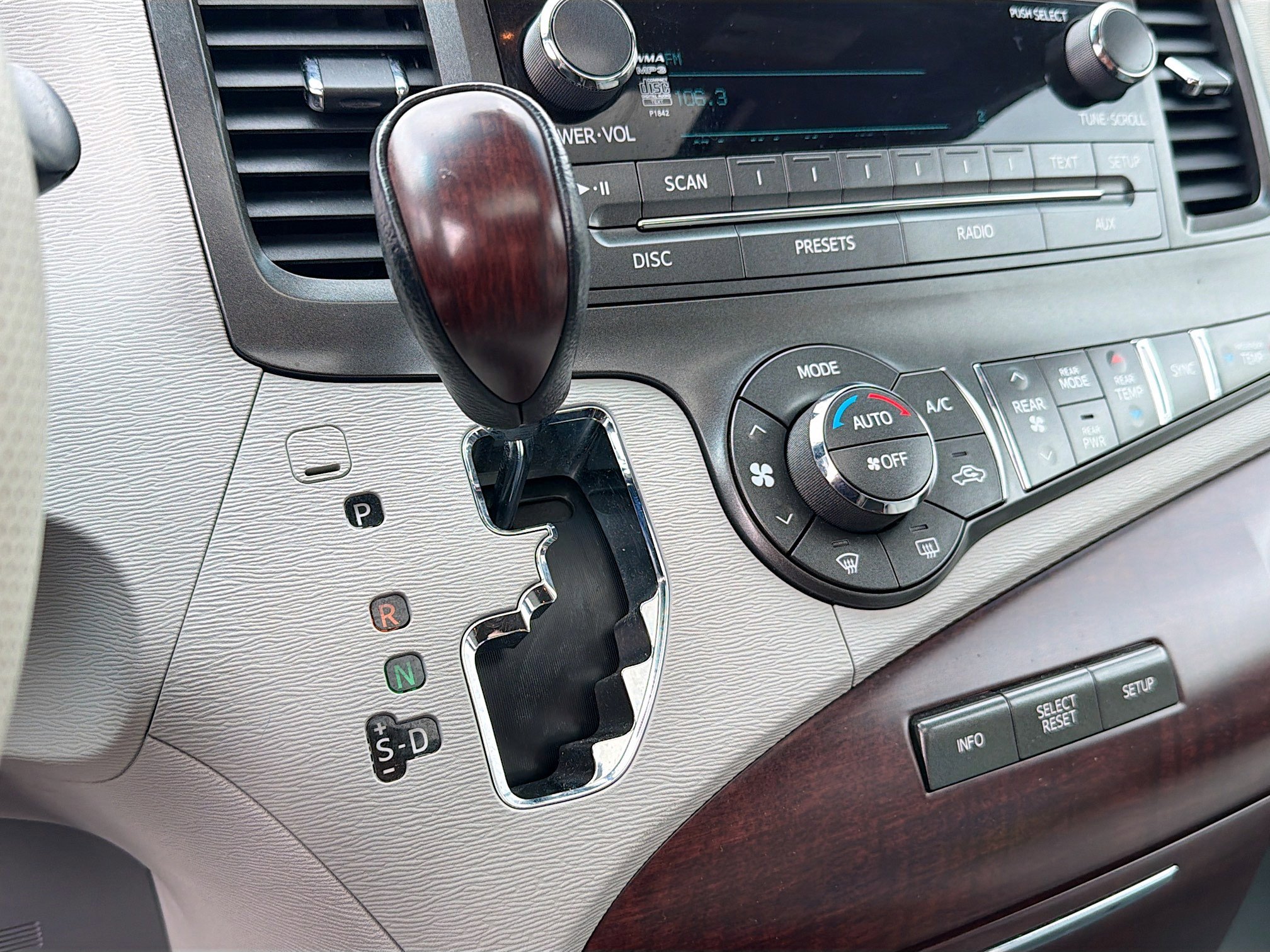 Used 2012 Toyota Sienna XLE FWD image 12
