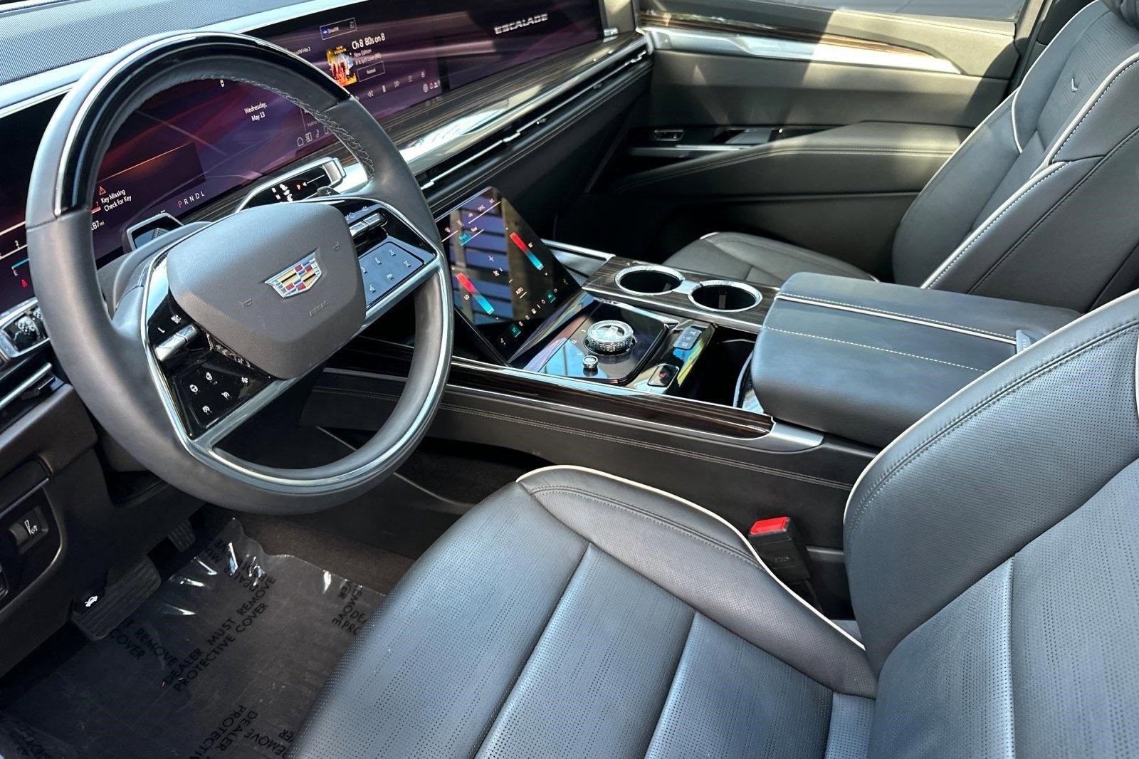 Used 2025 Cadillac Escalade Premium Luxury w/ LPO, Floor Liner Package AWD/4WD image 4