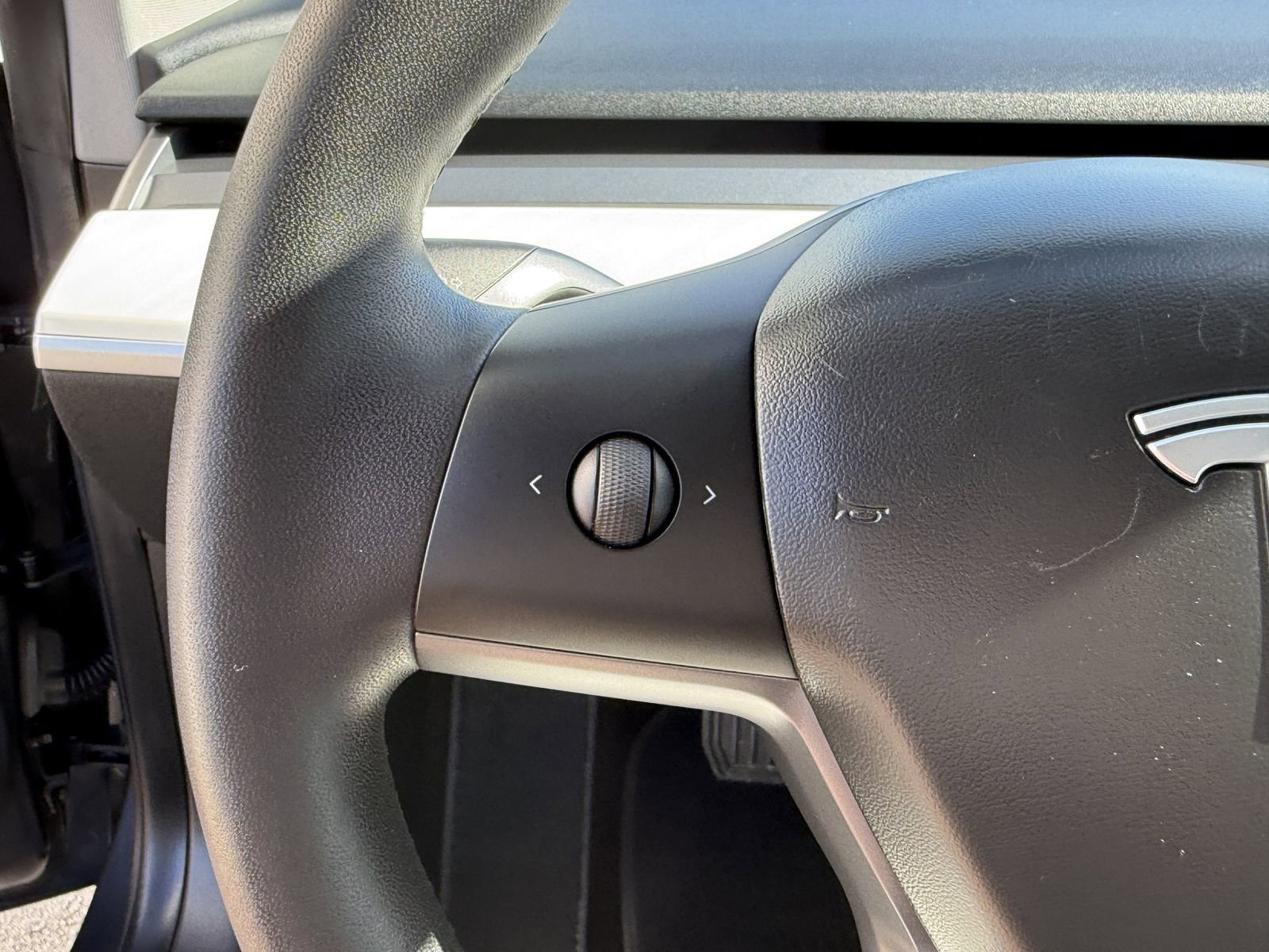 Used 2020 Tesla Model 3 Standard Range image 24