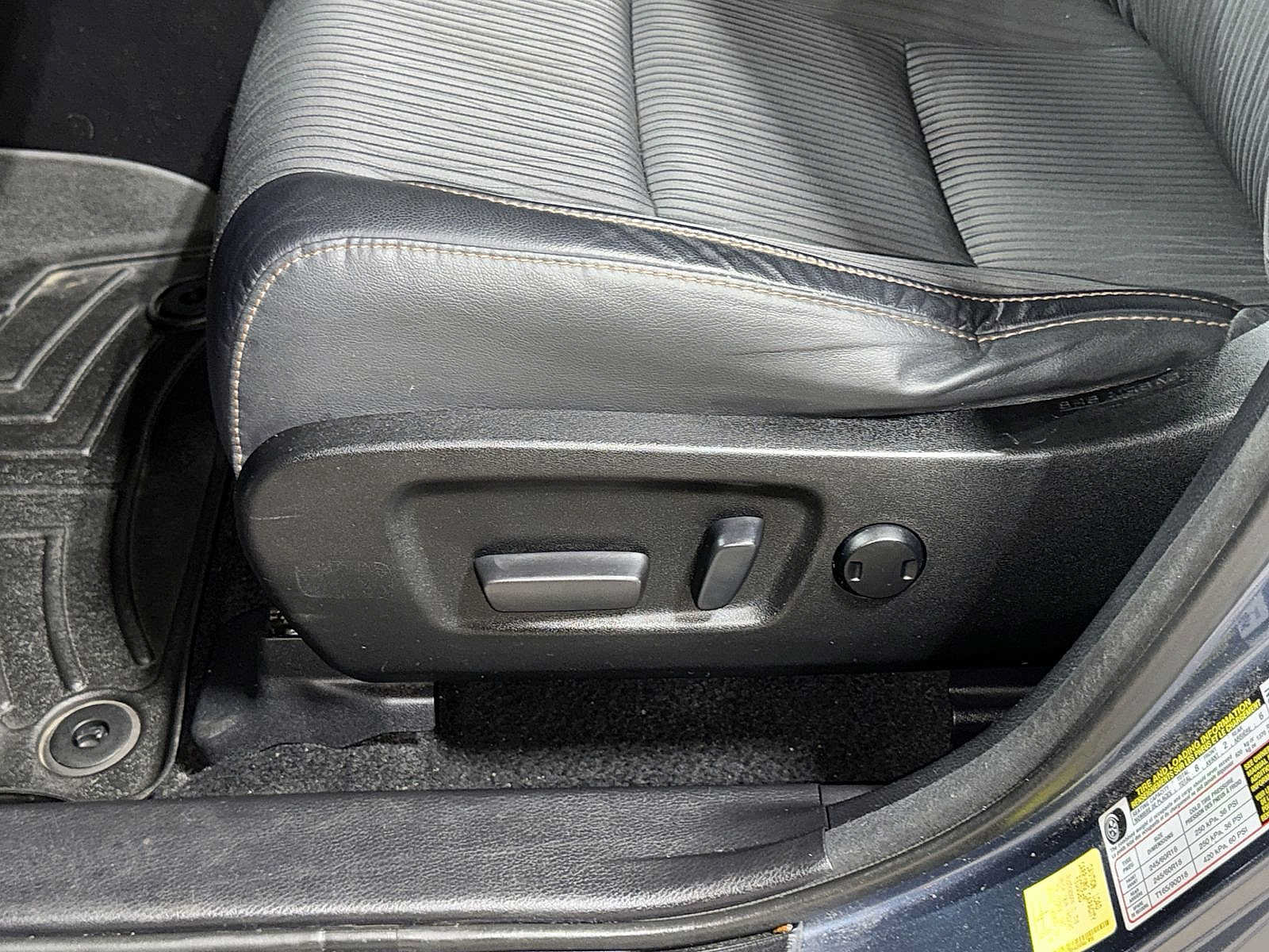 Certified 2017 Toyota Highlander Plus w/ Carpet Mat Package AWD/4WD image 24