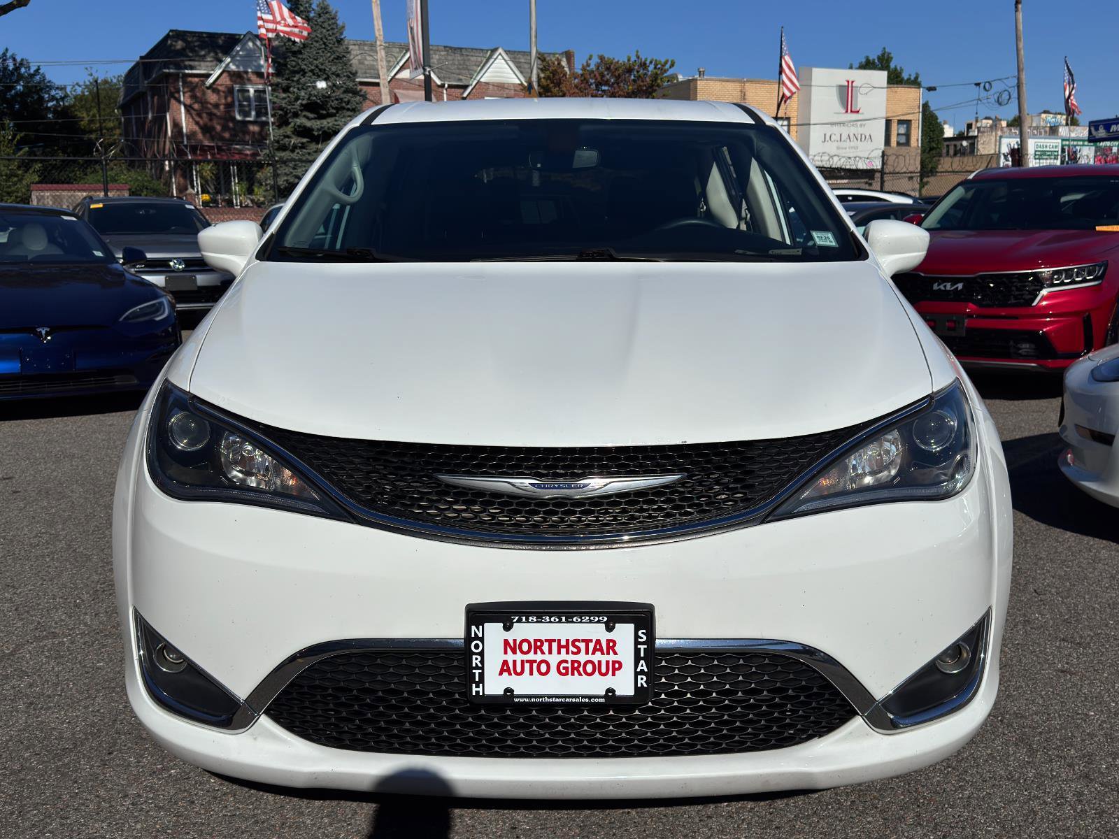 Used 2020 Chrysler Pacifica Touring image 2