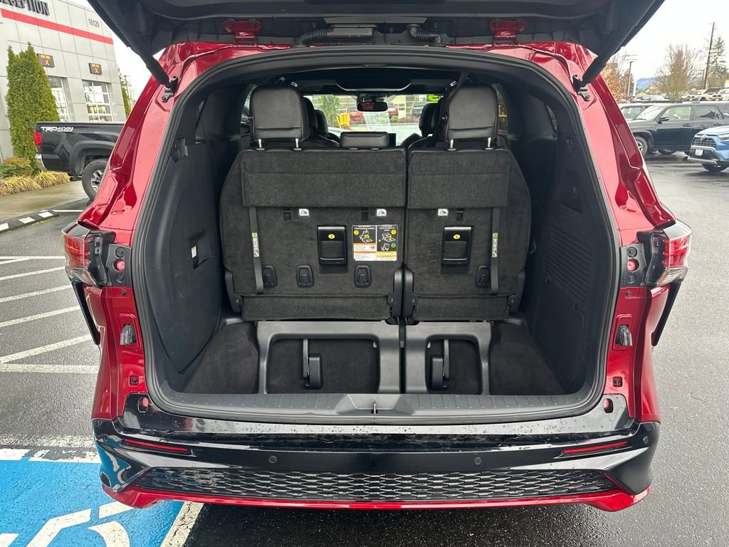 Used 2025 Toyota Sienna XSE w/ XSE Premium Package image 27