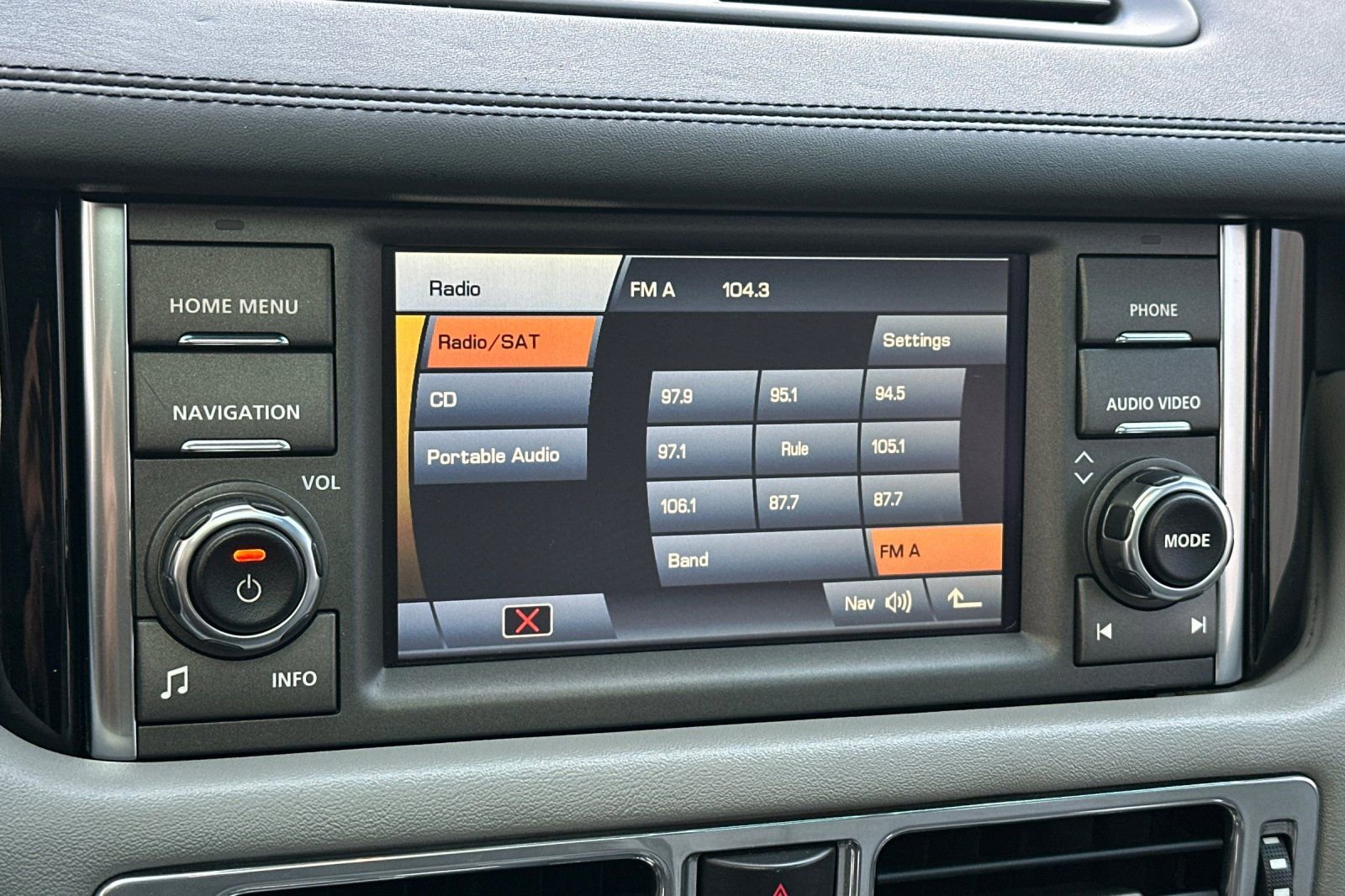 Used 2011 Land Rover Range Rover Supercharged AWD/4WD image 23
