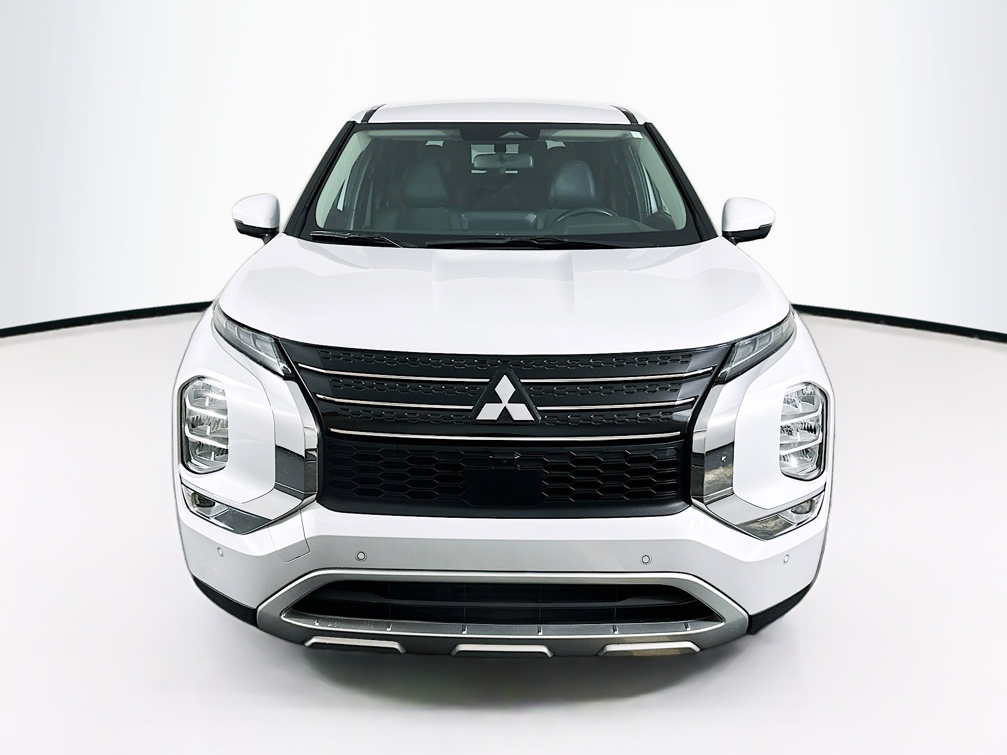 Used 2024 Mitsubishi Outlander SE image 2