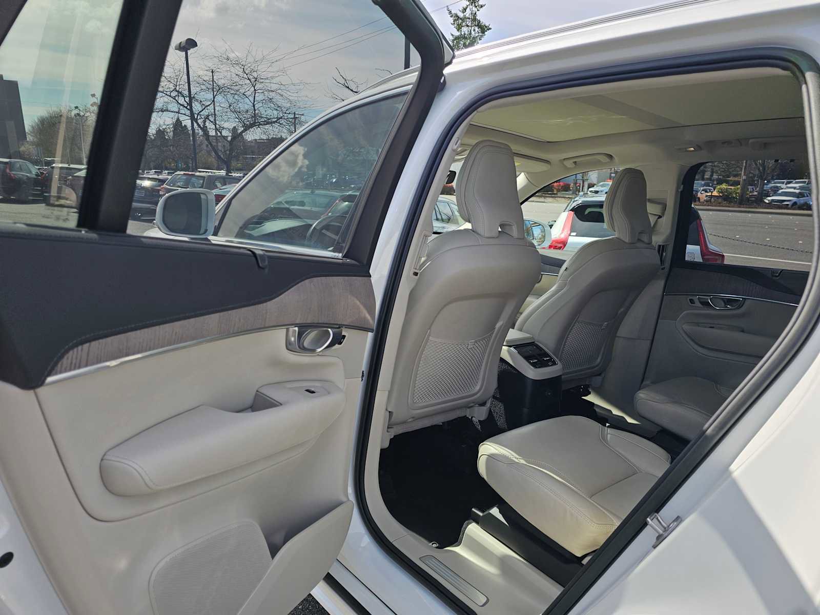 Used 2023 Volvo XC90 T8 Ultimate w/ Protection Package Premier image 16