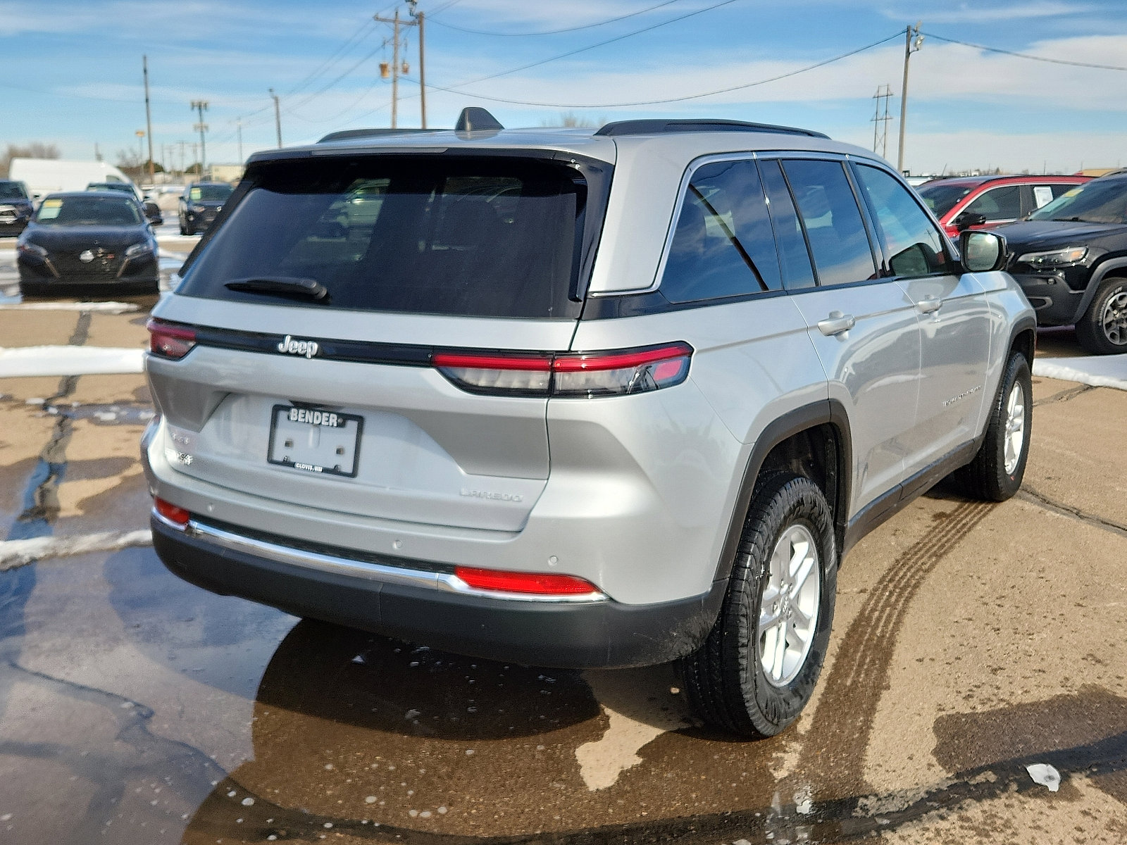 Used 2025 Jeep Grand Cherokee Laredo image 4