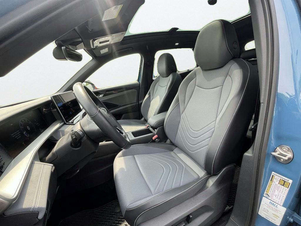 Certified 2026 Volkswagen Tiguan SE R-Line AWD/4WD image 12
