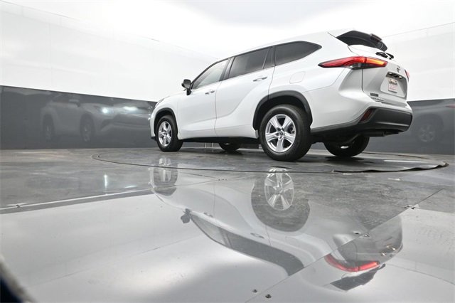 Used 2022 Toyota Highlander LE image 27