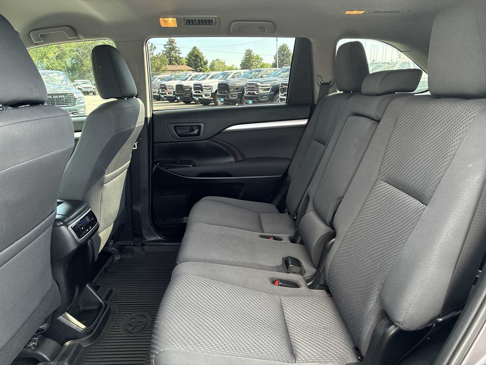 Used 2019 Toyota Highlander LE AWD/4WD image 23