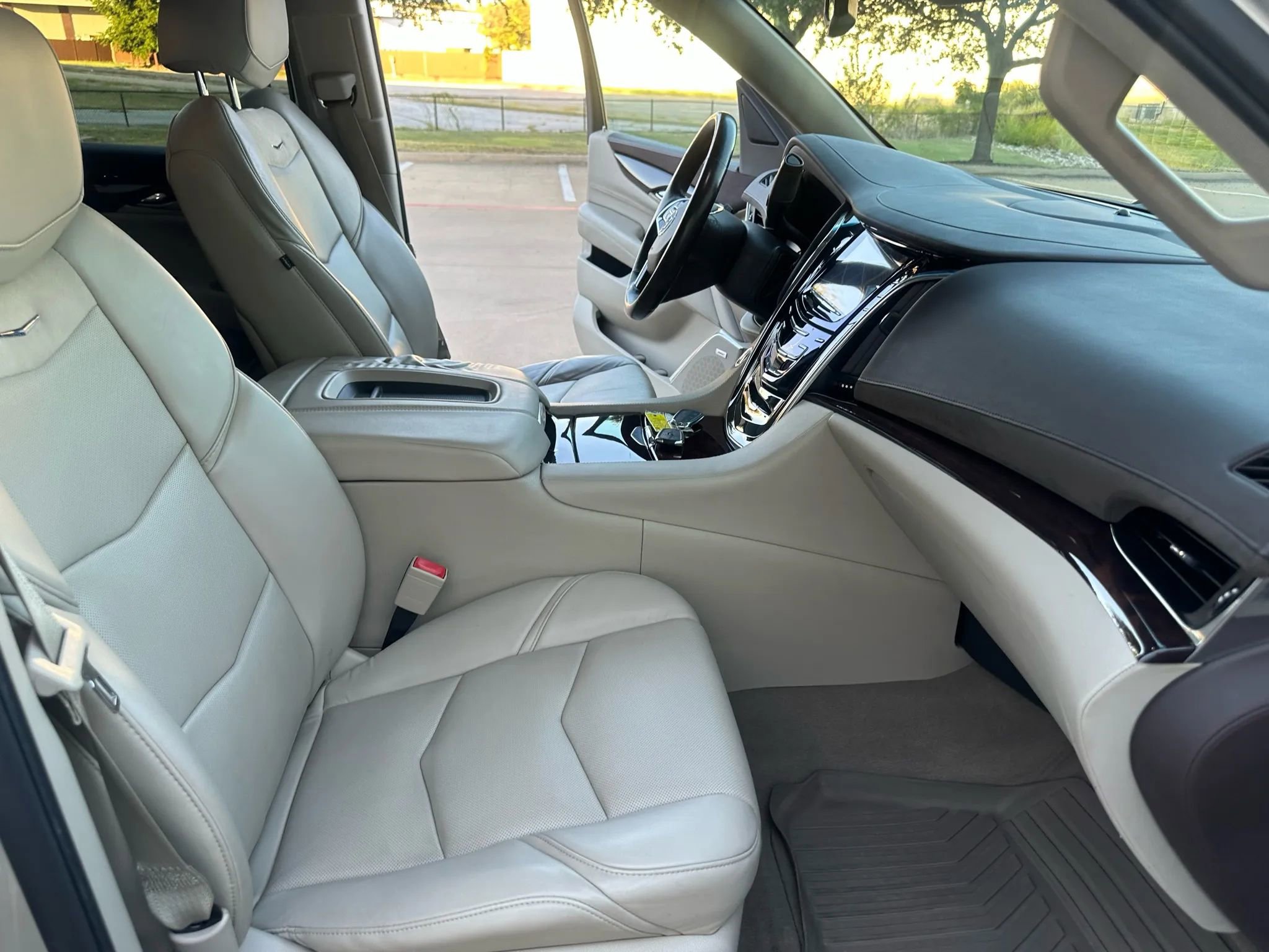 Used 2015 Cadillac Escalade Luxury image 26