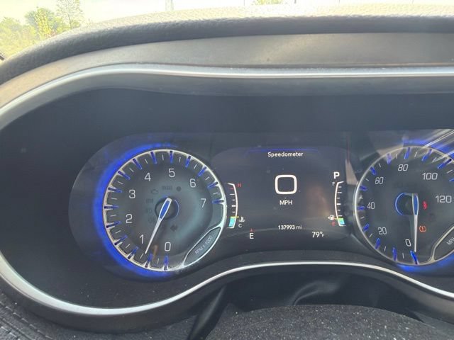 Used 2017 Chrysler Pacifica Limited FWD image 10