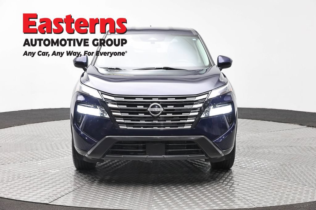 Used 2024 Nissan Rogue SV AWD/4WD image 2