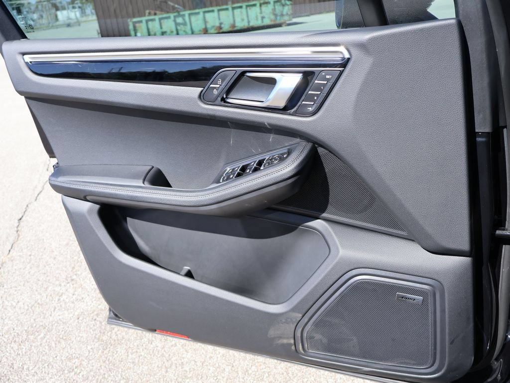 Certified 2025 Porsche Macan AWD/4WD image 34