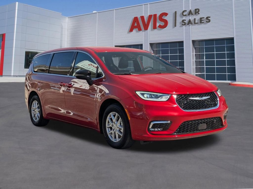 Used 2025 Chrysler Pacifica Select image 9