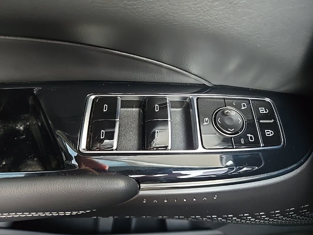 Used 2024 Cadillac Lyriq Luxury AWD/4WD image 22