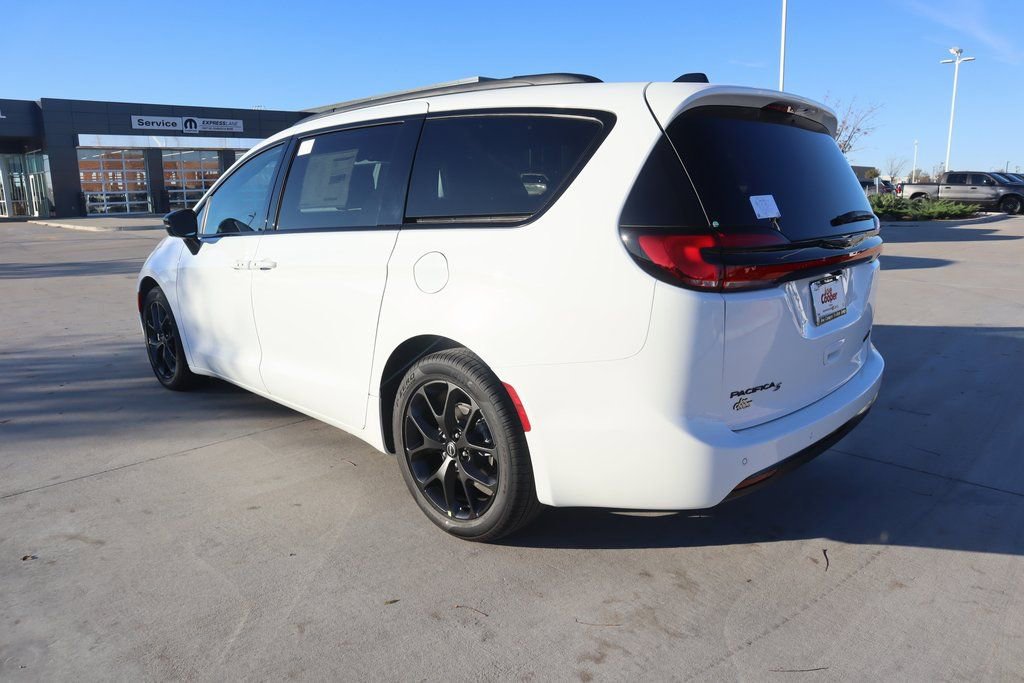 New 2026 Chrysler Pacifica Limited w/ Uconnect Theater Family Group image 25