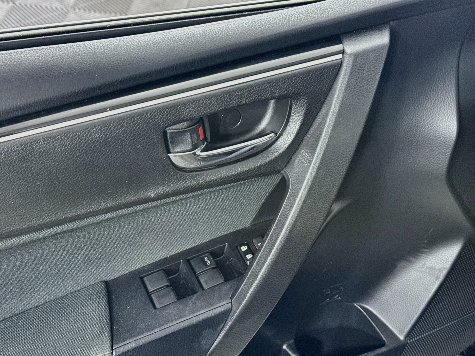 Used 2018 Toyota Corolla LE FWD image 14
