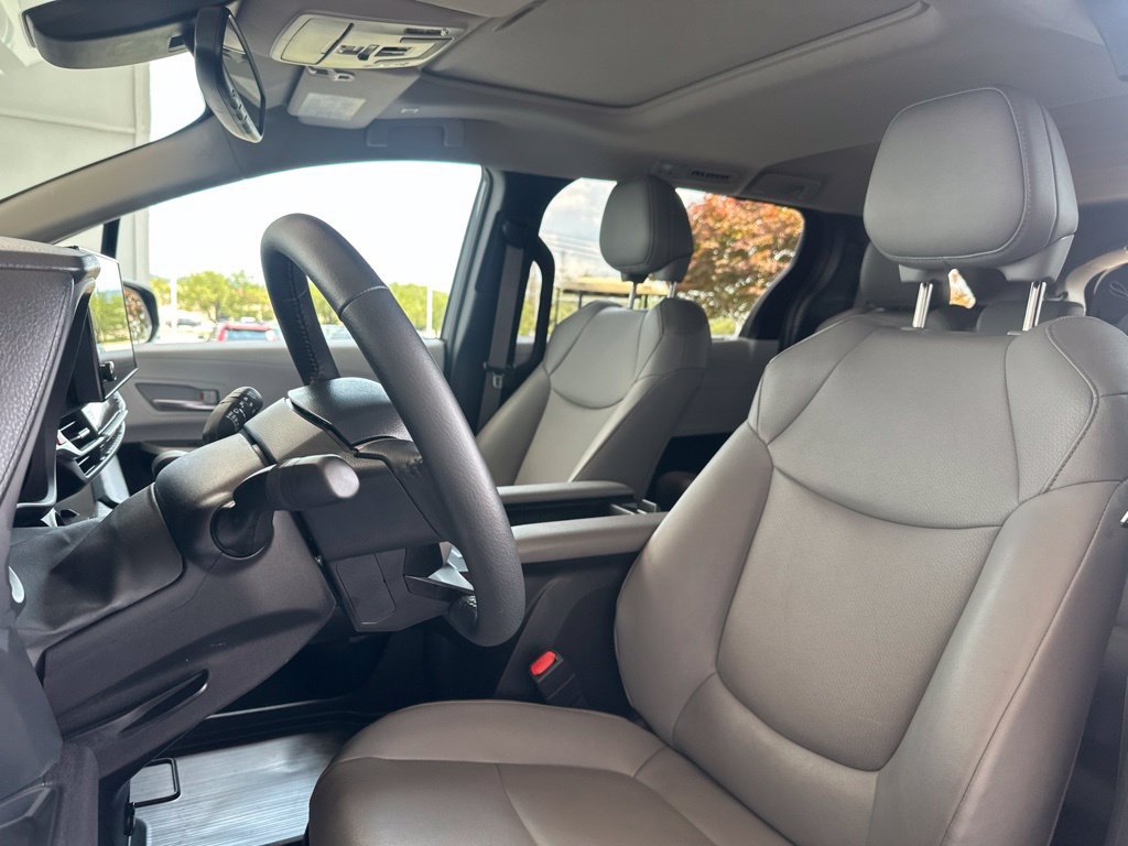 Certified 2025 Toyota Sienna XLE FWD image 10