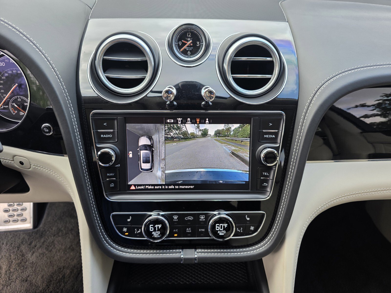 Used 2019 Bentley Bentayga image 23