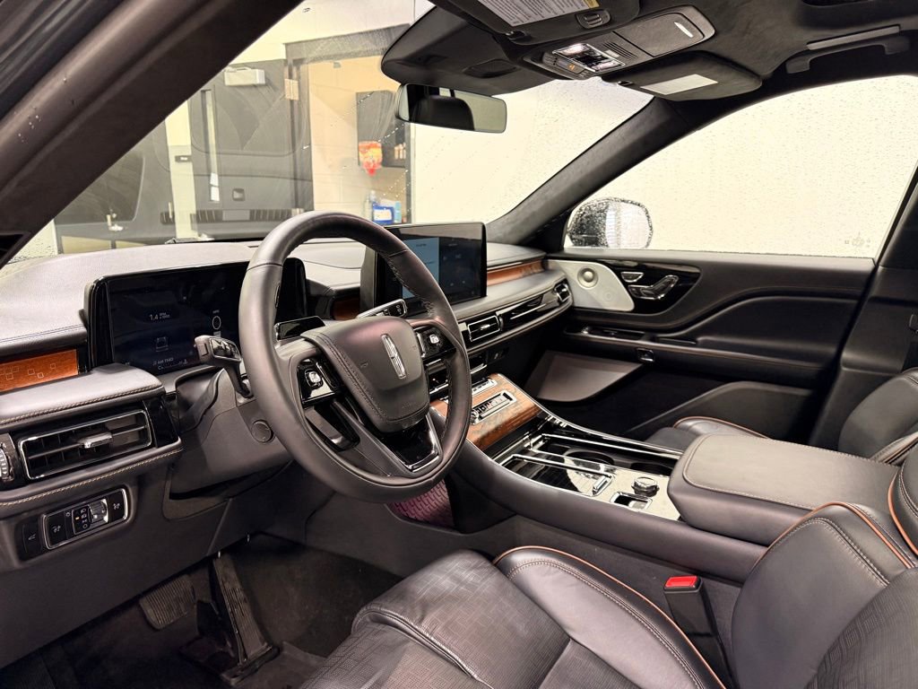 Used 2025 Lincoln Aviator Black Label AWD/4WD image 11