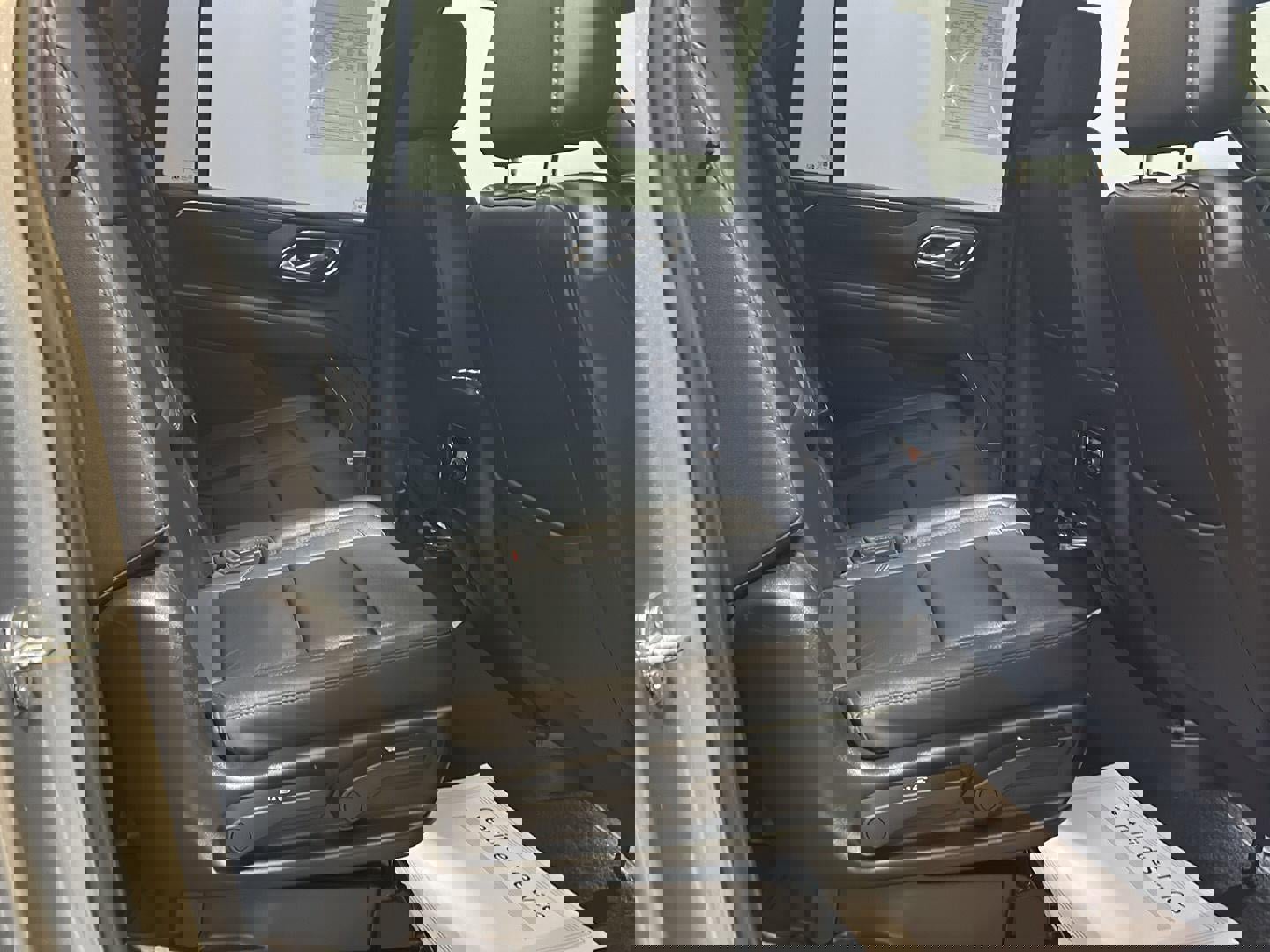 Used 2023 Chevrolet Suburban LT image 9