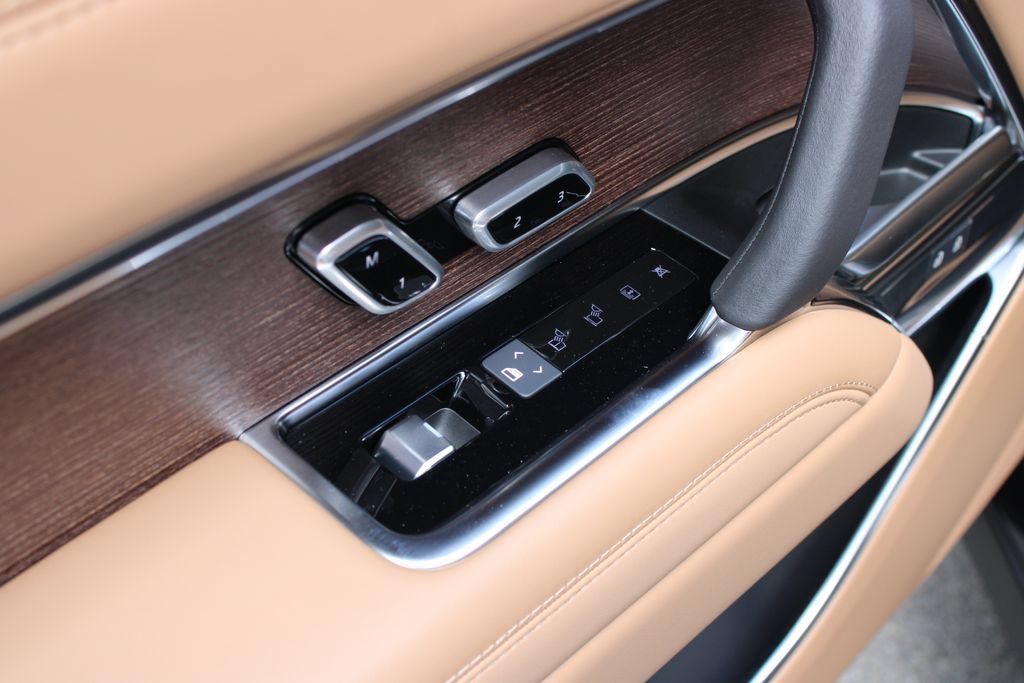 New 2026 Land Rover Range Rover Long Wheelbase SE AWD/4WD image 17